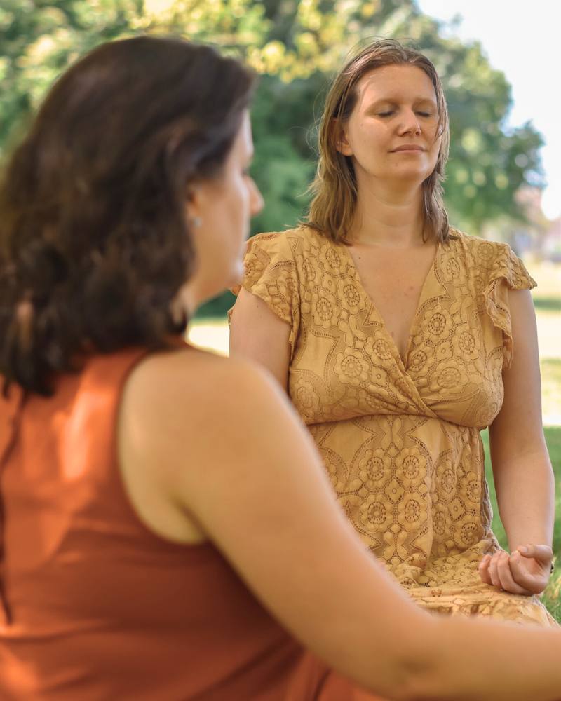 Foto van Laura en Manouk mediterend