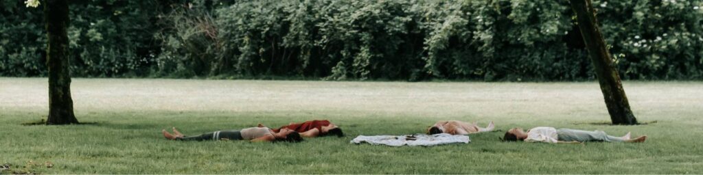 Cirkel mediterende vrouwen in een park