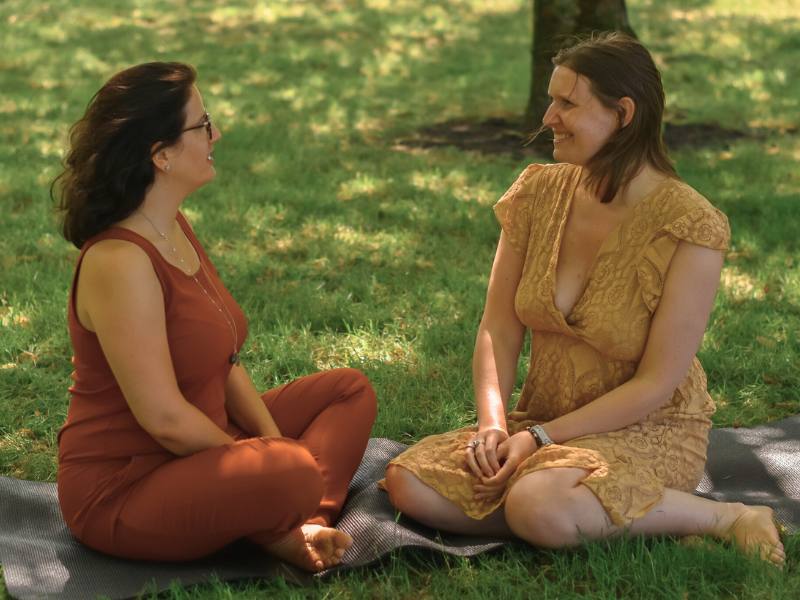 Foto van Laura en Manouk pratend