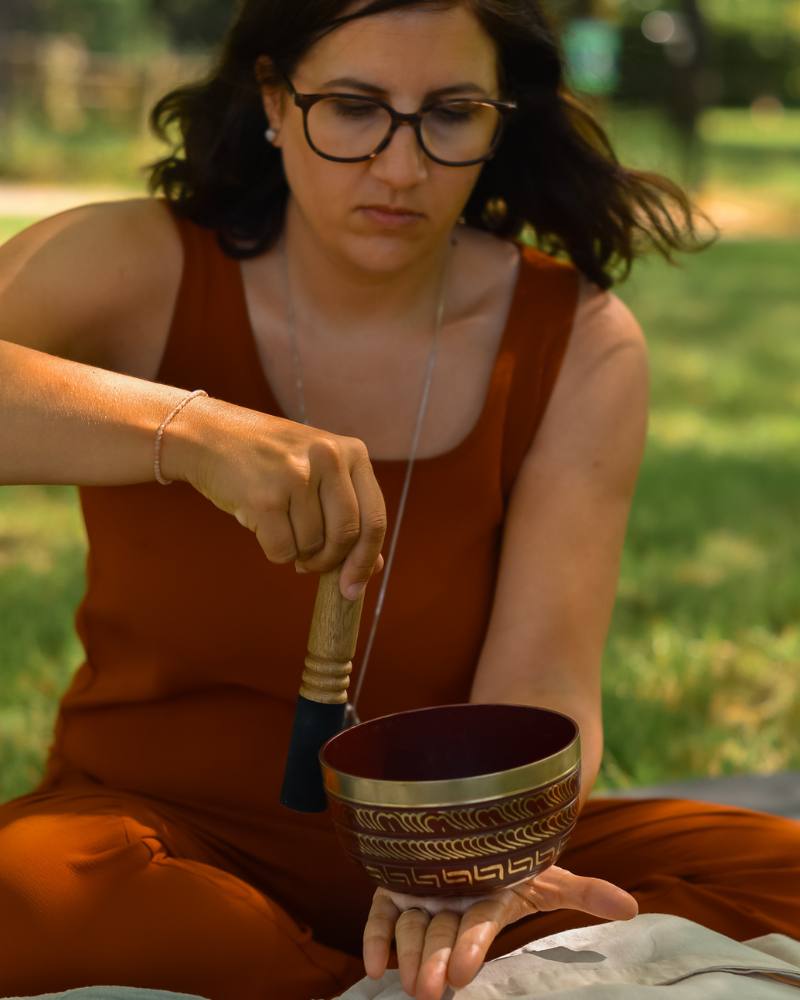 Foto van Laura met haar klankschaal