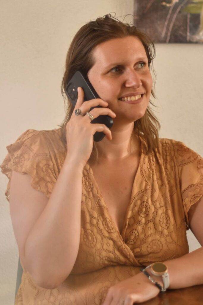 Foto van Manouk aan het bellen