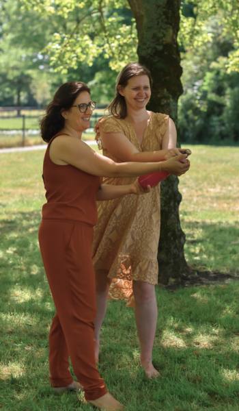 Laura en Manouk met een champagne fles