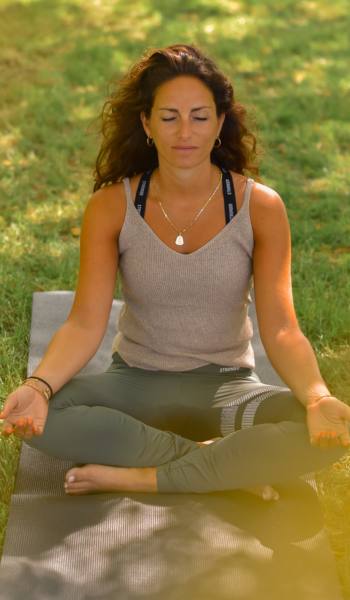 Vrouw mediterend in kleermakerszit