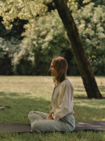 Deelnemer Herstelkracht aan het mediteren in kleermakerszit