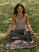 Deelnemer Herstelkracht aan het mediteren in kleermakerszit