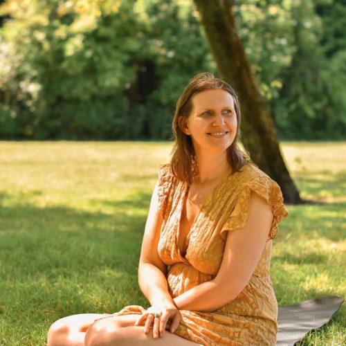 Foto van Manouk zittend op een yogamat in het park